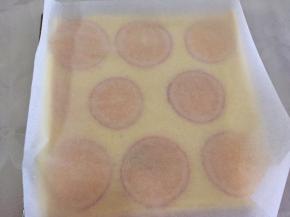 再放一张新油纸在上面，倒扣趁温热卷起，