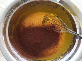 多的那份蛋黄糊再筛入可可粉搅拌均匀