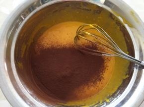 多的那份蛋黄糊再筛入可可粉搅拌均匀