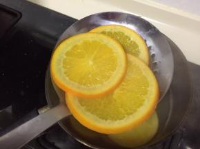 捞出沥干水分，放在厨房纸上待用