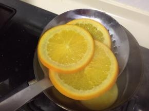 捞出沥干水分，放在厨房纸上待用