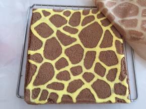 出炉，倒扣烤网上，撕掉油纸