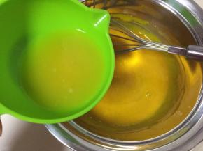 加入鲜榨橙汁和玉米油搅拌均匀