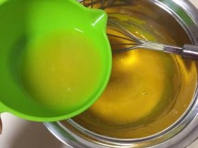 加入鲜榨橙汁和玉米油搅拌均匀