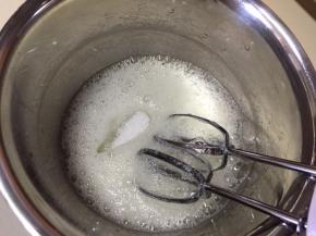 蛋白加入柠檬汁低速打发至粗泡状态，加入10克白砂糖