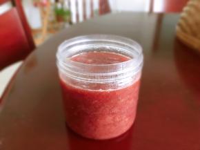 吃吐司的时候可以抹一些草莓酱