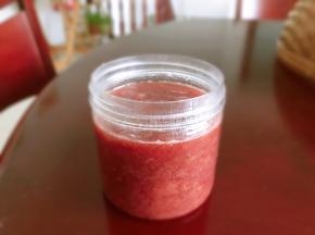 吃吐司的时候可以抹一些草莓酱