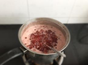 小火加热半小时，果酱呈粘稠状即可