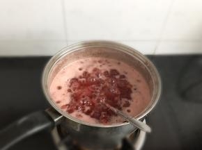 小火加热半小时，果酱呈粘稠状即可