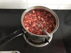处理好的草莓肉放入锅中，不要加水，小火加热半小时