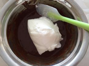将剩下的蛋白分一半到可可蛋黄糊中搅拌均匀，从下往上搅拌