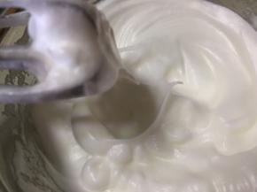 继续高速打发至拉起打蛋头有弯勾状态