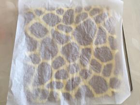 放一张新油纸在上面，翻面