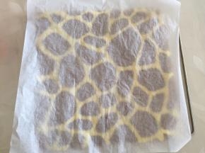 放一张新油纸在上面，翻面