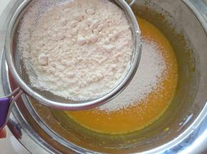 筛入低筋面粉搅拌均匀