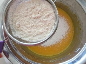 筛入低筋面粉搅拌均匀