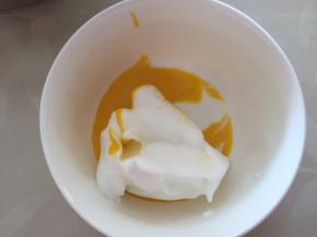 分一点到蛋黄糊中搅拌均匀