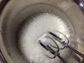 蛋白加入柠檬汁，低速打发至粗泡状态，加入三分之一白砂糖