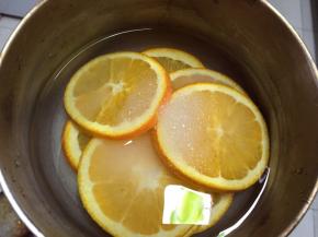 先将橙子切片，加入冷水，白砂糖，小火煮至橙皮透明，大概10分钟左右