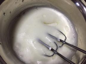 中速打发至粗泡消失，加入三分之一白砂糖