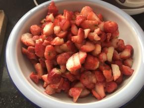 准备1000g草莓，洗净去蒂