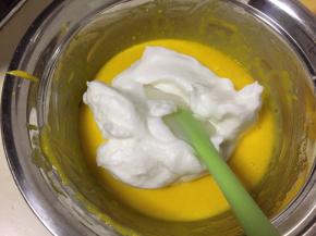 将一半蛋白倒入蛋黄糊中搅拌均匀，从下往上搅拌