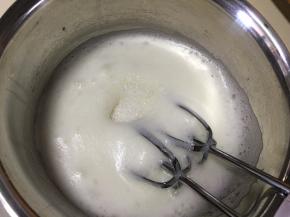 中速打发至粗泡消失，加入10克白砂糖