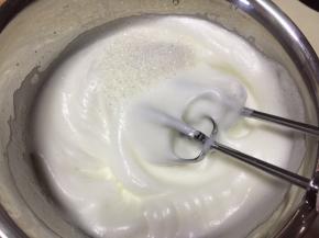 高速打发至有纹路状态，加入最后的白砂糖