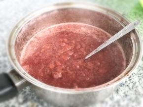 自己做的没有添加剂，颜色看起来没有买的那么鲜艳