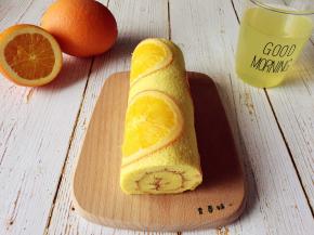 橙子和蛋糕配一起有股淡淡的清香，别有一番风味