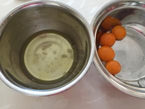 将蛋清和蛋黄分离，蛋白盆中应无油无水无蛋黄