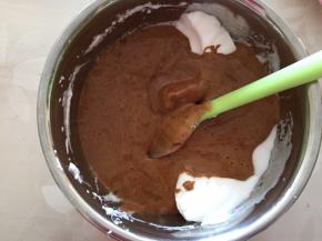 再倒回蛋白盆中，搅拌均匀