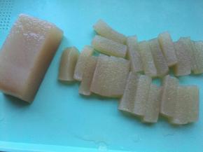 魔芋豆腐清水洗净切条。