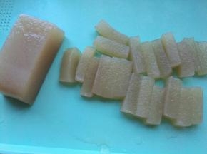 魔芋豆腐清水洗净切条。