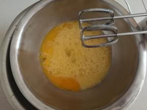 隔热水，打蛋器不开，把鸡蛋打散。