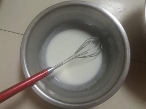 牛奶和玉米油混合乳化均匀，呈乳白色浓稠体。