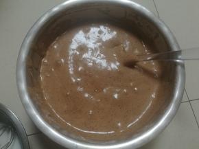 倒回蛋糊中。再翻拌均匀，一定翻拌，避免消泡。