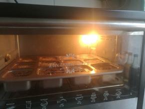 倒入模具中，震出大气泡，表面撒上少许芝麻。送入预热好的烤箱中，上下火175度烘烤22分钟即可。