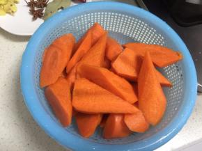 先把胡萝卜去皮洗净滚刀好