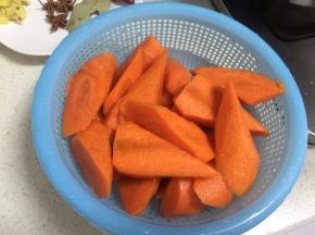 先把胡萝卜去皮洗净滚刀好