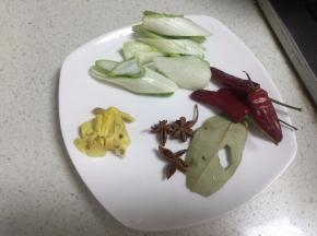 准备好大葱、姜、八角、香叶、干辣椒。