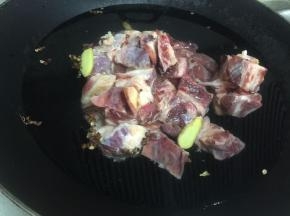 牛腩冷水下锅~加入姜片和花椒