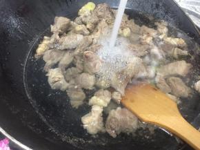 开火煮沸焯去血水，用清水冲洗掉表面的浮沫~