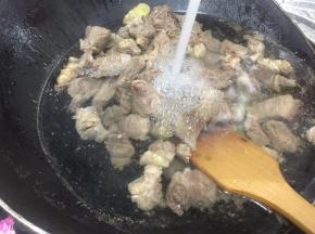 开火煮沸焯去血水，用清水冲洗掉表面的浮沫~