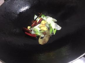 锅里倒入适量的油，把姜、大葱等材料都加入爆炒出香味