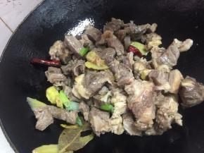 然后加入牛腩翻炒~