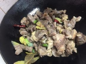 然后加入牛腩翻炒~