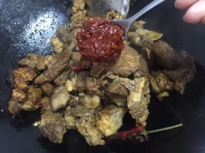 加入2勺豆瓣酱、生抽~老抽上色翻炒均匀