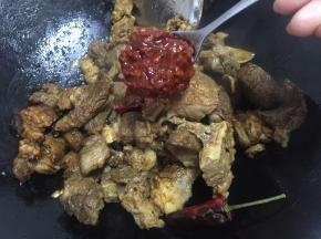 加入2勺豆瓣酱、生抽~老抽上色翻炒均匀