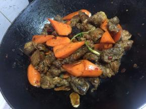 再次加入胡萝卜炒匀~